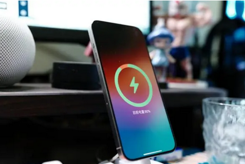 柳城苹果15换屏服务分享用什么充电器给iPhone15充电更好 